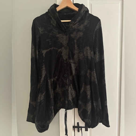 Patana Plantations - Black and Gray Button-Up - Picture 1 of 4